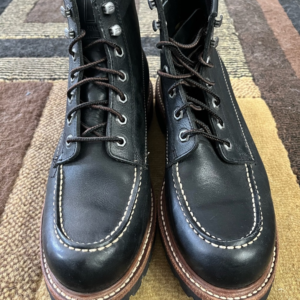 Men’s Frye Dakota Mid lace leather boots. Brand New.  Never worn. No tag 9.5 blk